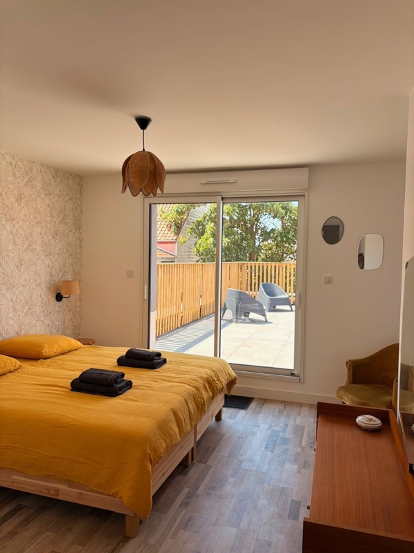 chambre lit jaune accès terrasse
